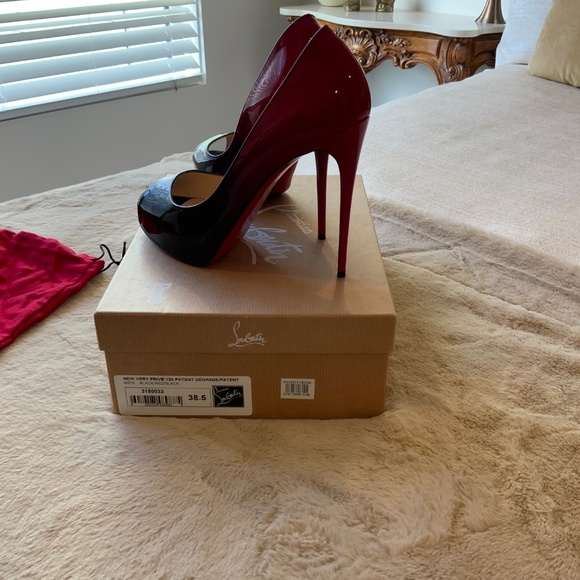 Christian Louboutin - Picture 2 of 3